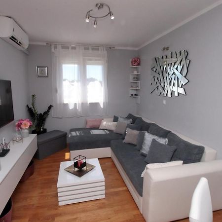 דירות Apartman *Sanja* אומיס מראה חיצוני תמונה