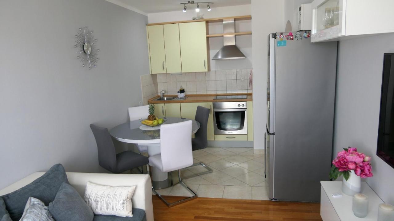 דירות Apartman *Sanja* אומיס מראה חיצוני תמונה