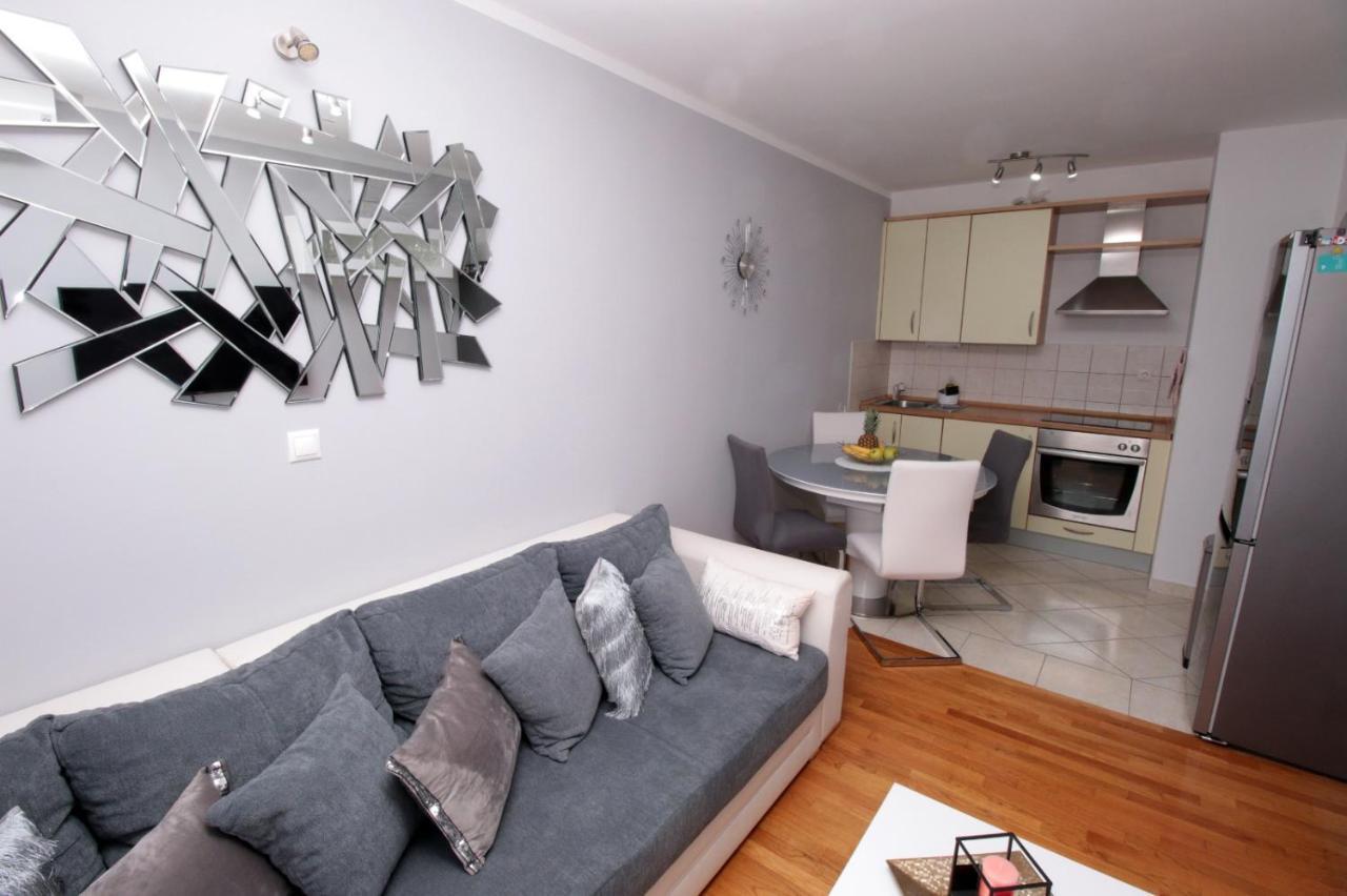 דירות Apartman *Sanja* אומיס מראה חיצוני תמונה