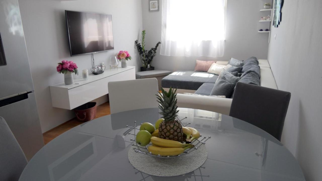 דירות Apartman *Sanja* אומיס מראה חיצוני תמונה