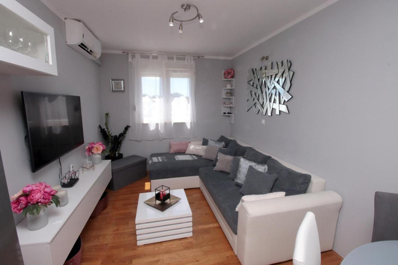 דירות Apartman *Sanja* אומיס מראה חיצוני תמונה