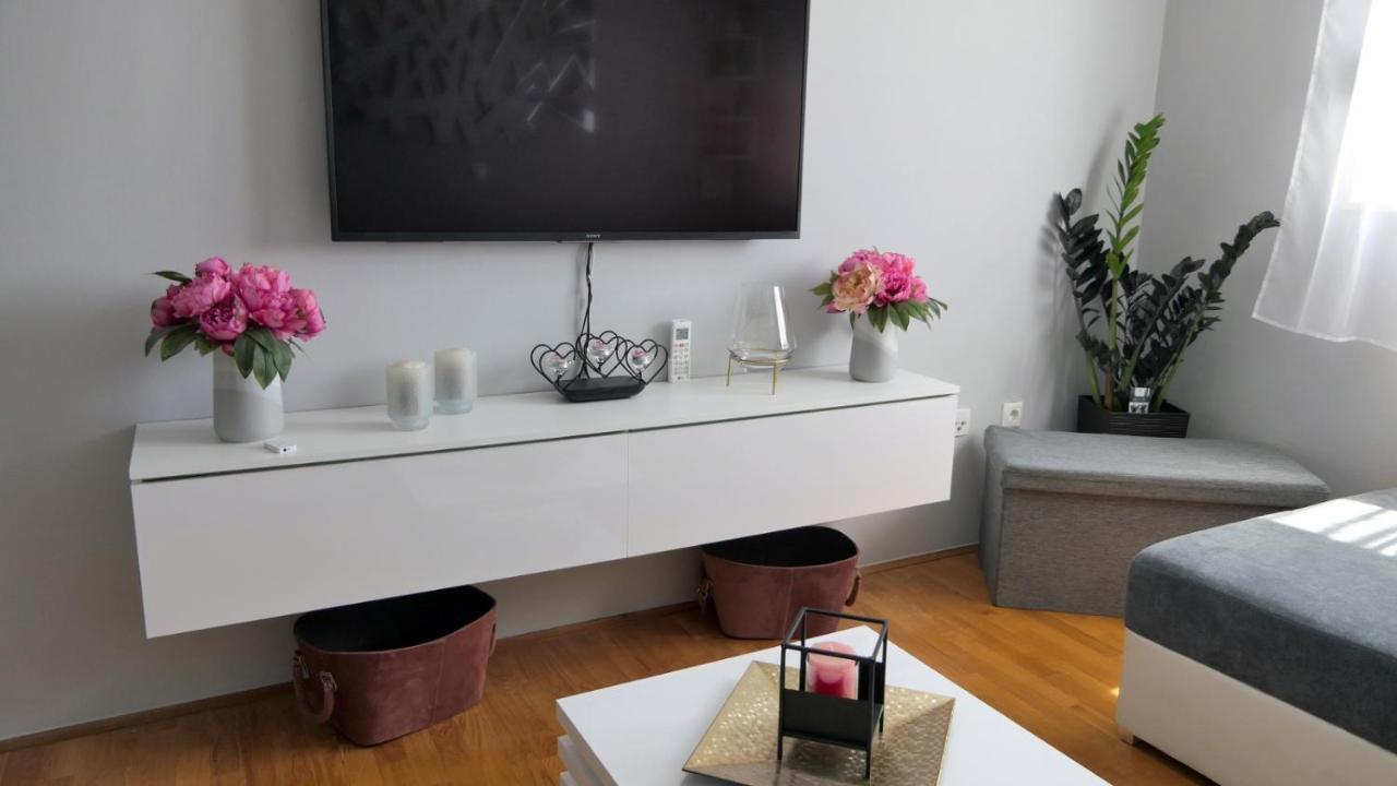 דירות Apartman *Sanja* אומיס מראה חיצוני תמונה