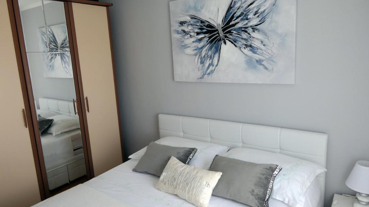 דירות Apartman *Sanja* אומיס מראה חיצוני תמונה