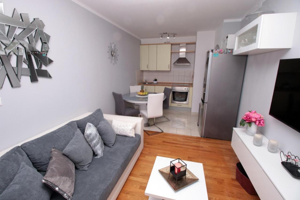 דירות Apartman *Sanja* אומיס מראה חיצוני תמונה